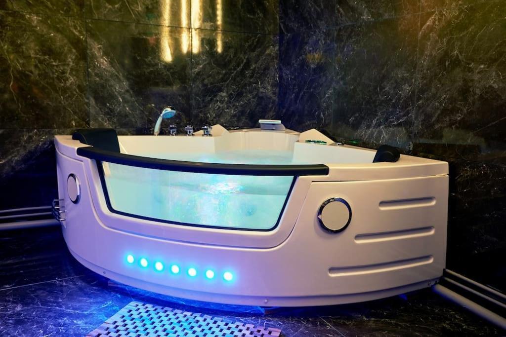 Versailles Jacuzzi - Sauna - Rdc 2 Bagian luar foto