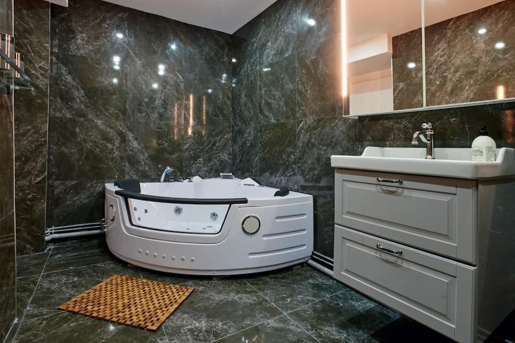 Versailles Jacuzzi - Sauna - Rdc 2 Bagian luar foto